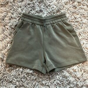 LULULEMON BRAND NEW SOFTSTREAM SHORTS